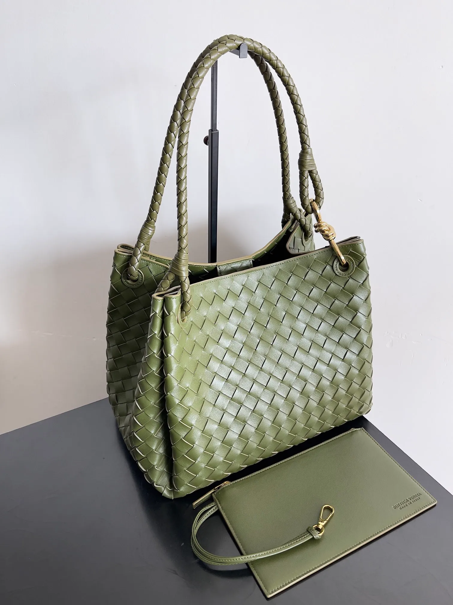Batch 2660 24 early autumn new model Andiamo Parachute is made of a whole piece of woven leather. It is processed by folding stitching at the four corners. # Craftsmanship and creativity. The large size is atmospheric and practical. One of the must-selects for BV. It has a large space, can hold a computer, the shoulder strap is thick, and the upper shoulder is very comfortable. The large parachute can be carried on the body and can be carried on the body. The upper body is versatile and cute☺️ Style number: 796571 Size: 30*26*20cm